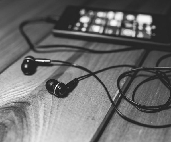 desk-music-headphones-earphones desk-music-headphones-earphones