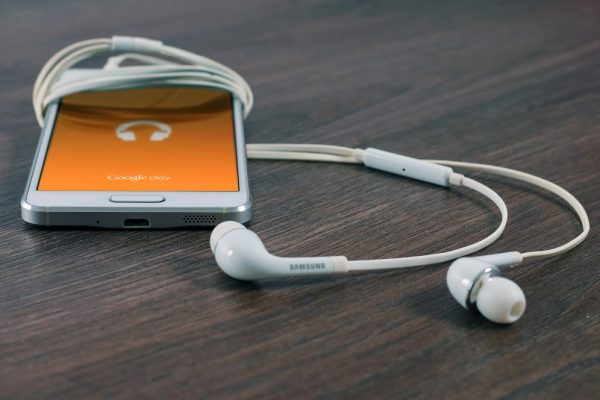 podcast-cell-phone-earbuds-headphones-william-iven-5894-unsplash-1000px podcast-cell-phone-earbuds-headphones-william-iven-5894-unsplash-1000px